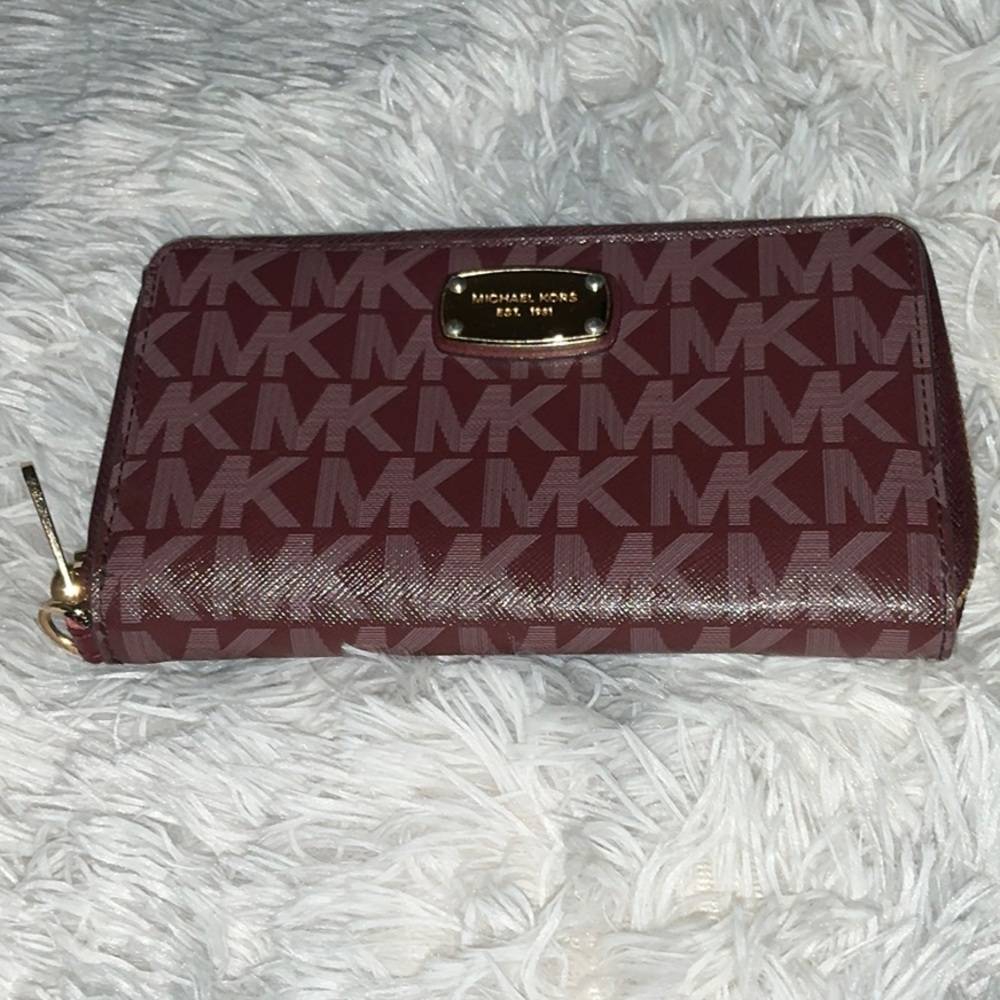 🚨MICHAEL KORS MONOGRAMMED BURGUNDY ZIP WALLET!